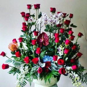 ARREGLO FLORAL CON 50 ROSAS Y 3 ORQUÍDEAS