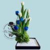Arreglo Floral con Tulipanes Azules y Blancos Arreglo Floral con Tulipanes Azules y Blancos