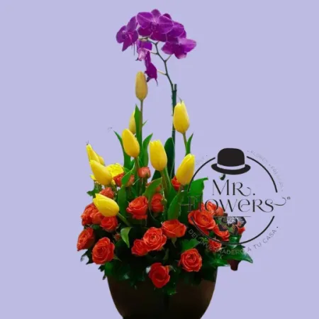 Arreglo floral con Orquídea, Tulipanes y Mini Rosa Primaveral