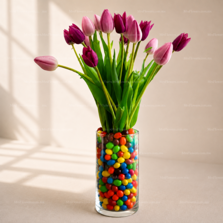 20 Tulipanes con M&Ms en Florero