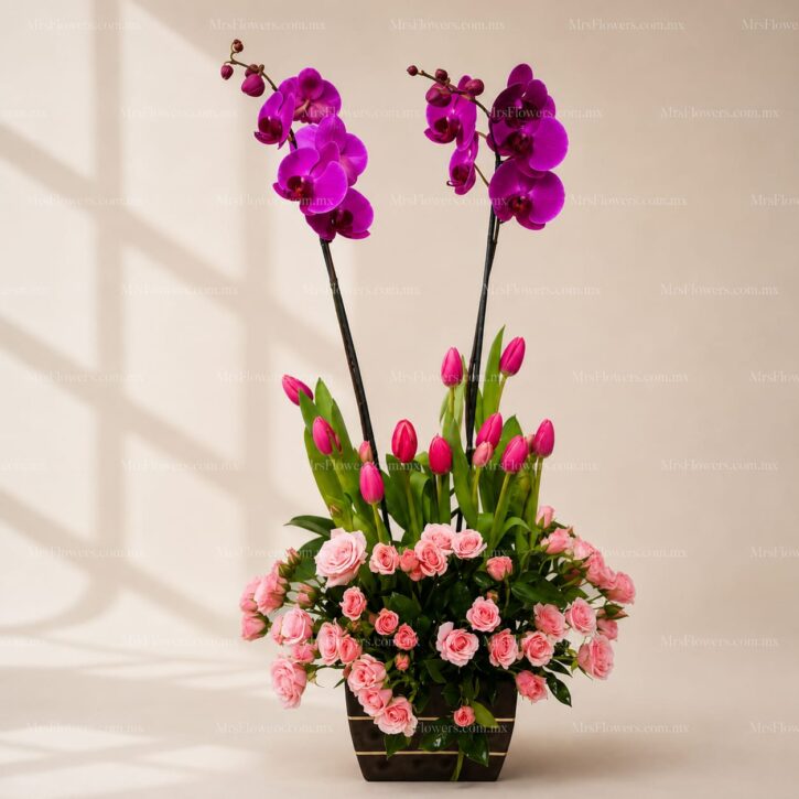 Arreglo Floral con Tulipanes, Orquídeas, y Mini rosas rosa Arreglo Floral con Tulipanes, Orquídeas, y Mini rosas rosa