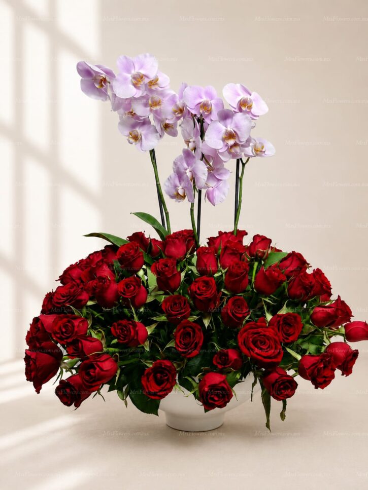 Arreglo con Rosas Rojas y Orquídea doble Arreglo con Rosas Rojas y Orquídea doble