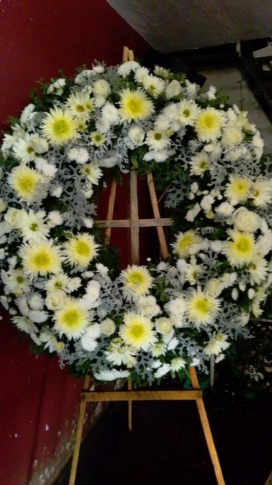 Arreglos florales para un funeral - Flores Blanca Rosa Morado Azul