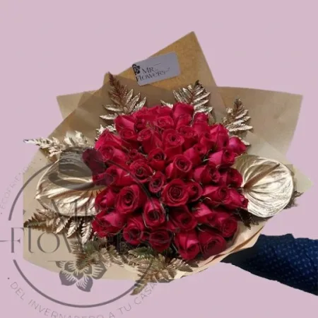Ramo de 50 Rosas Doradas con Oro