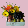 Caja cuadrada con fruta y detalle floral Caja cuadrada con fruta y detalle floral