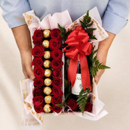 Caja con Rosas, Chocolates y Vino Caja con Rosas, Chocolates y Vino