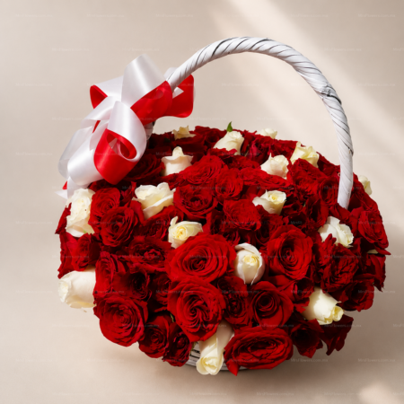 Canasta con rosas rojas