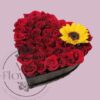 Corazón con 49 rosas y 1 girasol Corazón con 49 rosas y 1 girasol
