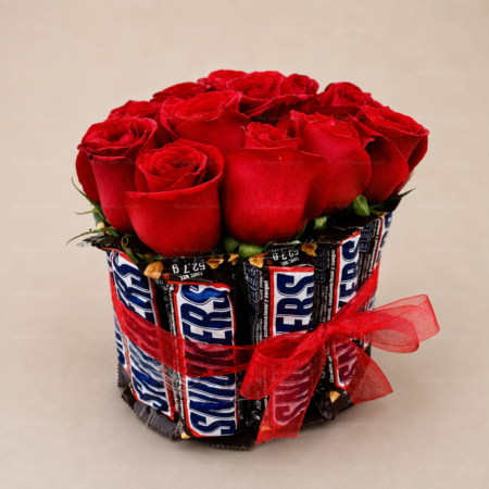 Snickers con Rosas en Jarron de Vidrio Snickers con Rosas en Jarron de Vidrio