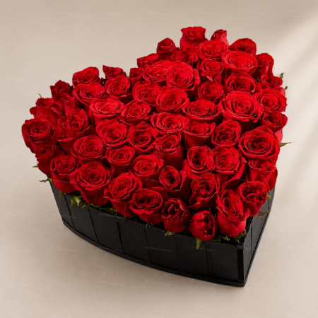 Corazón con 50 rosas rojas