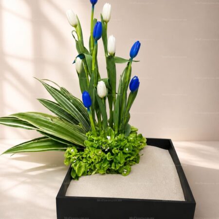 Arreglo Floral con Tulipanes Azules y Blancos Arreglo Floral con Tulipanes Azules y Blancos