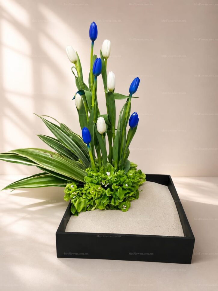 Arreglo Floral con Tulipanes Azules y Blancos Arreglo Floral con Tulipanes Azules y Blancos
