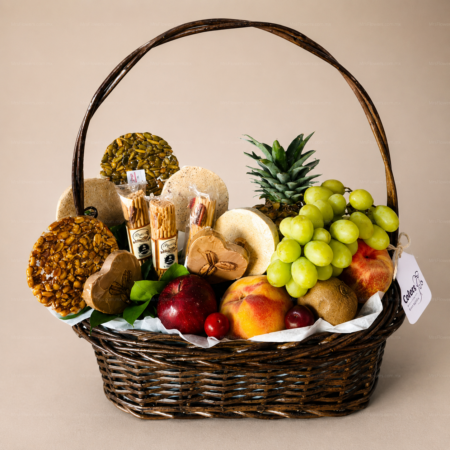Arreglo con Fruta y Dulces Mexicanos