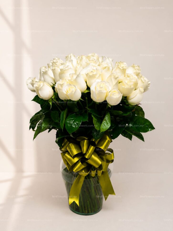 Jarron de 50 Rosas Blancas Jarron de 50 Rosas Blancas